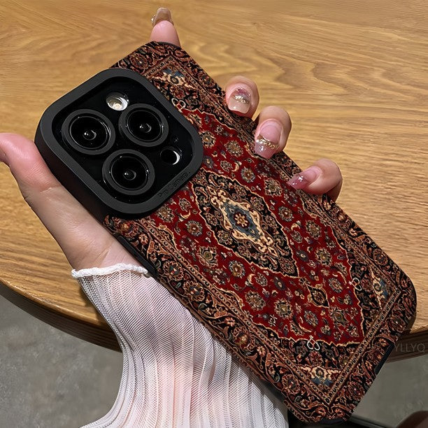 Coque iPhone motif Tapis Persan – Housse gaufrée effet agneau avec cordon